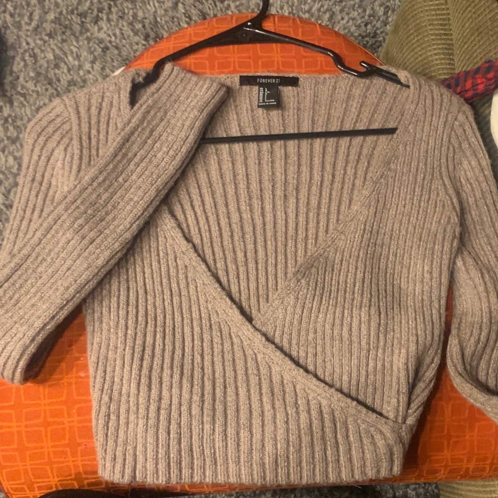 Soft low-cut cross-cross sweater crop